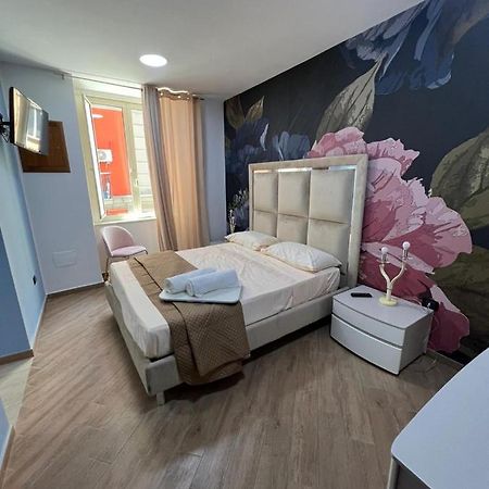 In Piazzetta Bed and Breakfast Napels Buitenkant foto